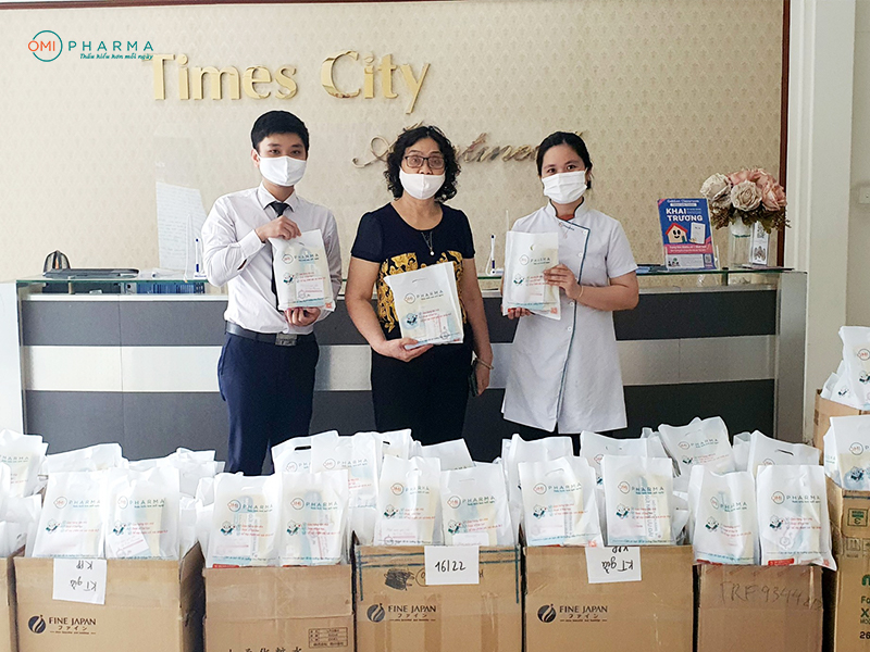 Omi Pharma gửi tặng hơn 900 xuất quà sức khỏe hỗ trợ cư dân Times City tiêm chủng vaccine phòng, chống COVID-19