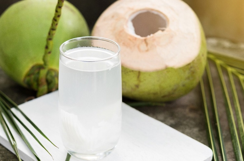Đau dạ dày uống nước dừa được không? Cách uống tốt nhất-4