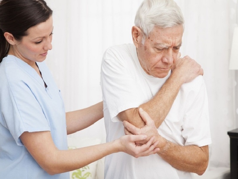 Bệnh loãng xương ở người cao tuổi và người trẻ tuổi: Nguyên nhân và cách điều trị