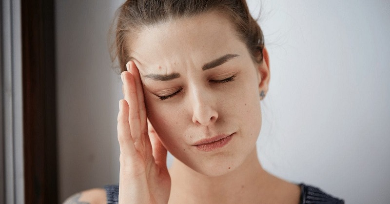 Có những biện pháp phòng tránh nào để ngăn ngừa triệu chứng nhức đầu chóng mặt buồn nôn?
