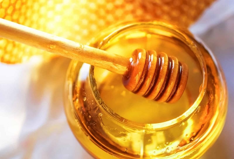 Có phải mật ong có khả năng làm mờ các vết thâm mụn không?
