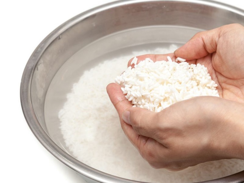 Bị mụn có nên rửa mặt bằng nước vo gạo có hiệu quả không?